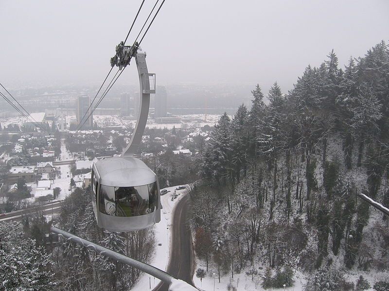 800px-Portland_Aerial_Tram_in_the_Snow_zpsb593b4fc.jpg