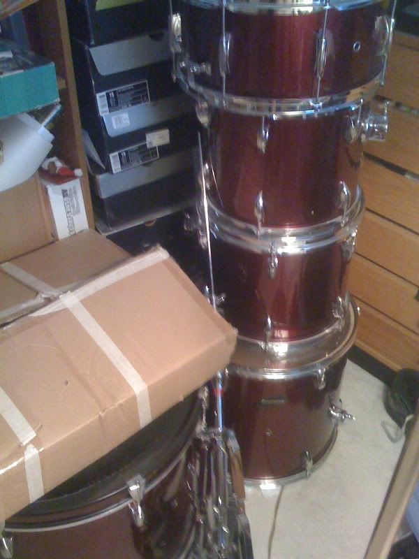 http://i47.photobucket.com/albums/f164/Stiky122/DrumSet003.jpg