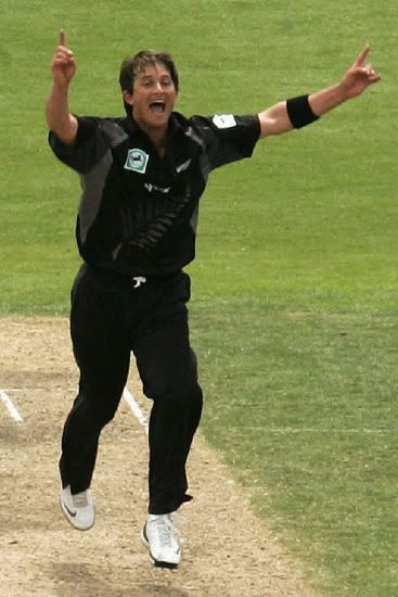 Shane Bond gets a wicket