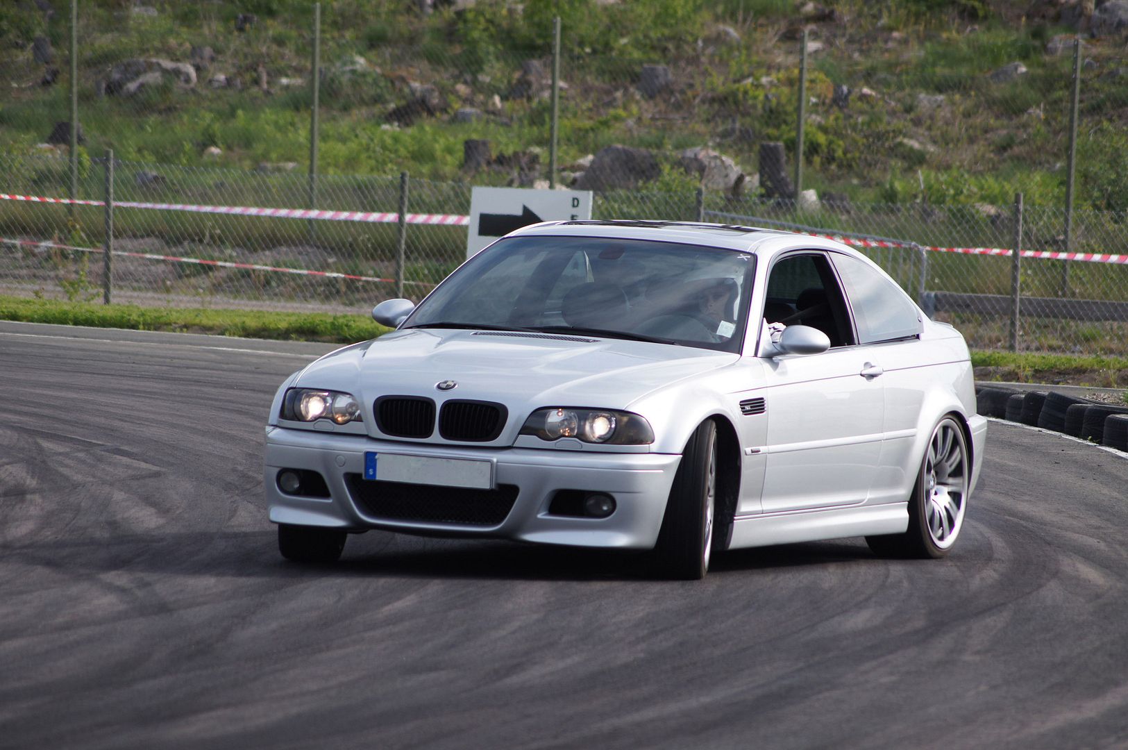 http://i47.photobucket.com/albums/f173/Grumpy_SWE/Bimmers%20Of%20Sweden%202012/DSC02689.jpg