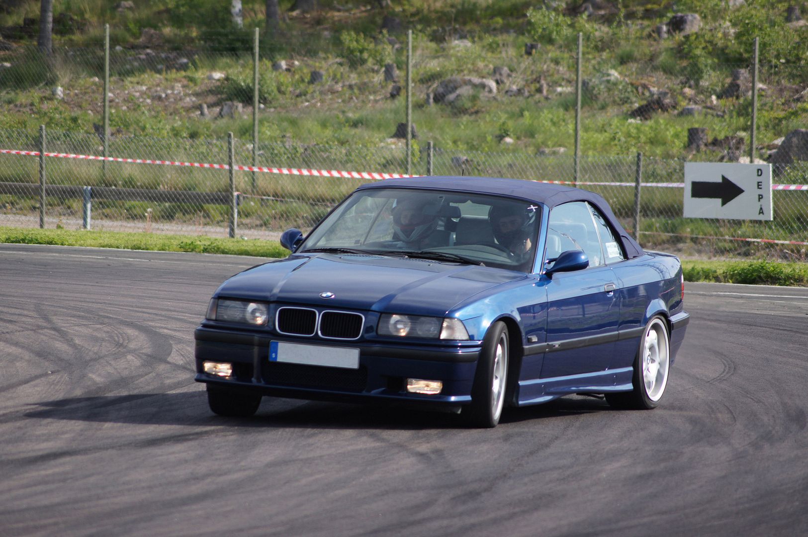 http://i47.photobucket.com/albums/f173/Grumpy_SWE/Bimmers%20Of%20Sweden%202012/DSC02723.jpg