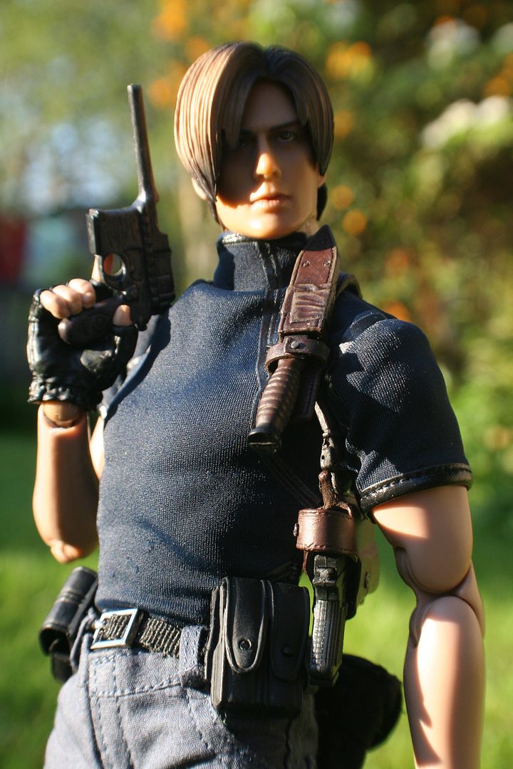 Product Review Hot Toys Leon S Kennedy Retro Phot