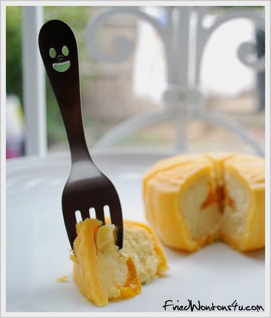 Sago Cream with Mango and Pomelo Snowy Mooncake