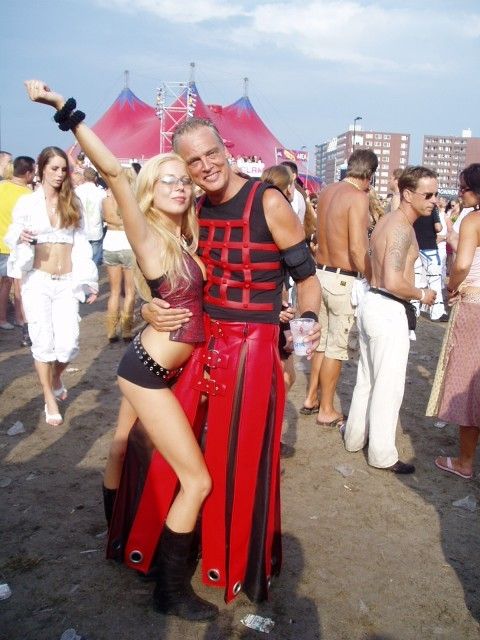 [img WIDTH=250 height=333]http://i47.photobucket.com/albums/f187/Partyspacer/PI2.jpg[/img]